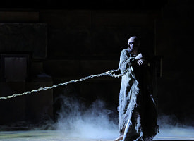 В Большом показали нового “Набукко” – без привычного драйва, но с мощным хором и серой эстетикой