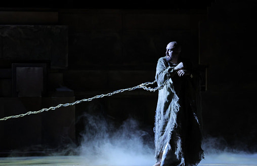 В Большом показали нового “Набукко” – без привычного драйва, но с мощным хором и серой эстетикой