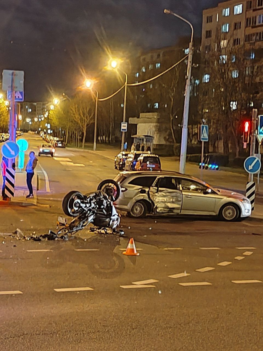 В Минске на пересечении улиц Ольшевского и Жудро столкнулись Yamaha и Ford (3).jpg