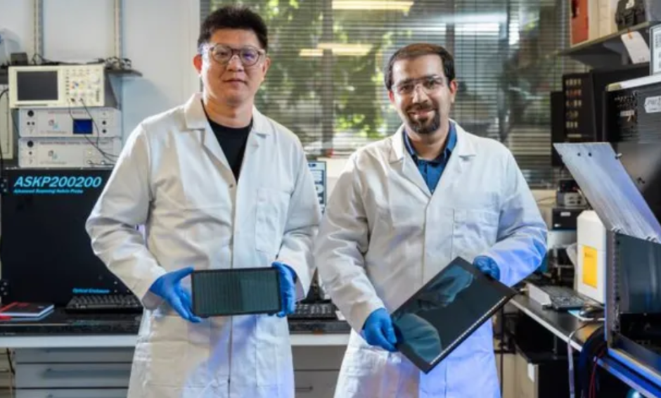 Доцент Моджтаба Абди-Джалеби и аспирант Сыминг Хуан с панелями своих солнечных элементов, оптимизированными для освещения помещений