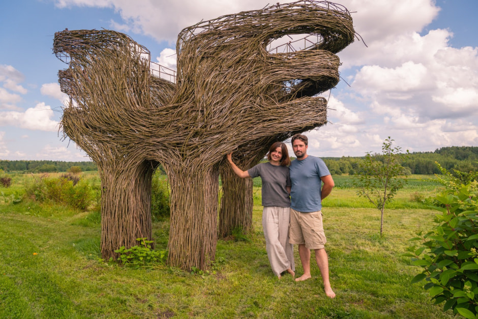 19- Василий и Полина рядом со скульптурой Объятия.jpg
