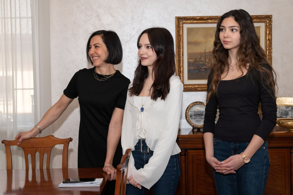 8-Сельва Коркмазджан-Ышик Ягмур и Ясемин.jpg