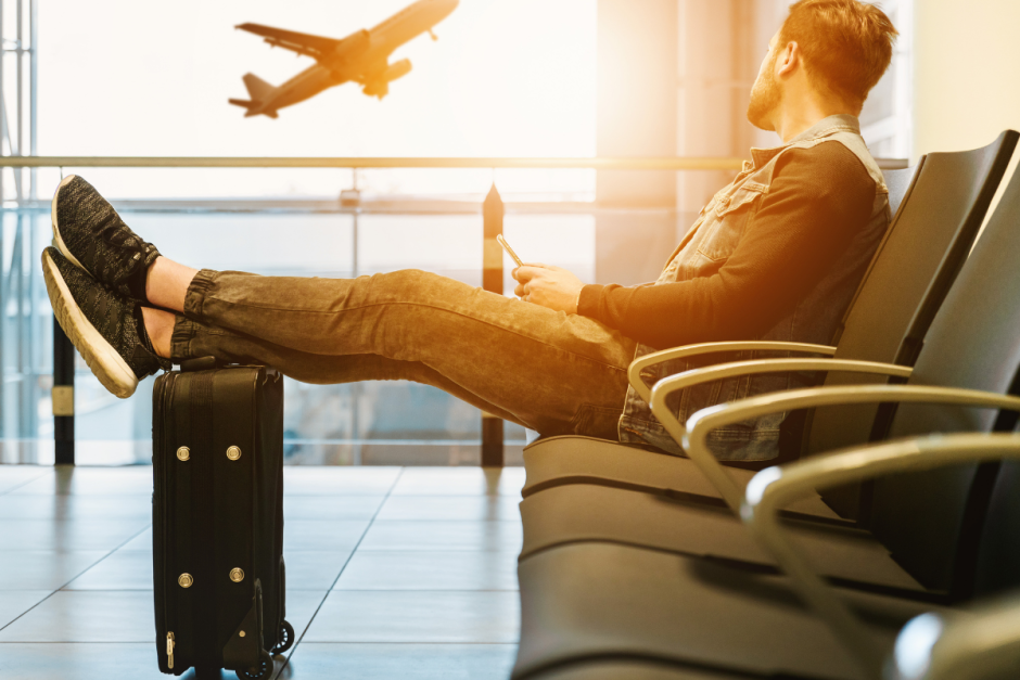 Молодой человек в аэропорту.png