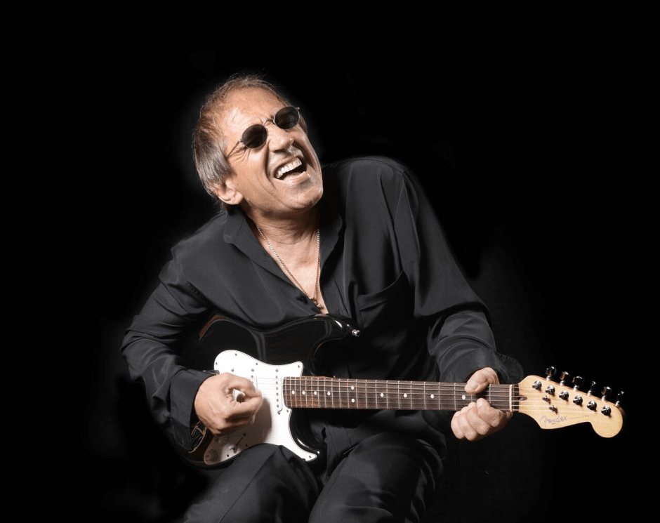 Адриано с гитарой Адриано с гитарой