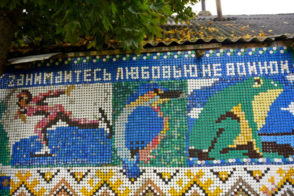 Дом обитый пластиковыми крышками 12.jpg