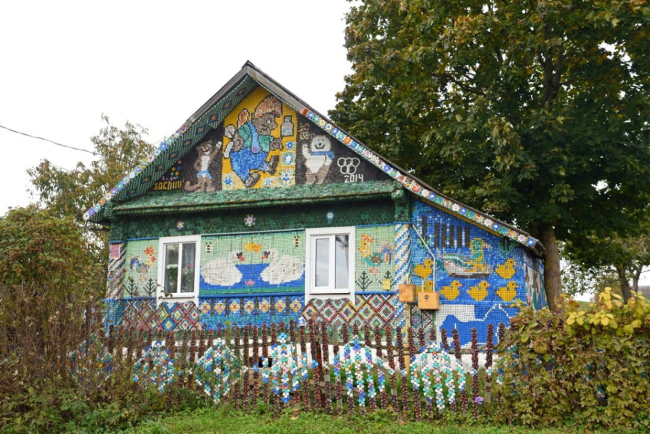 Дом обитый пластиковыми крышками 3.jpg