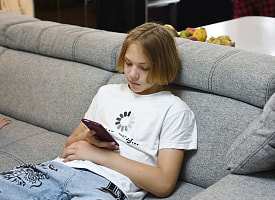 Австралия первой в мире запретила соцсети для детей младше 16 лет – платформы обязали удалять аккаунты