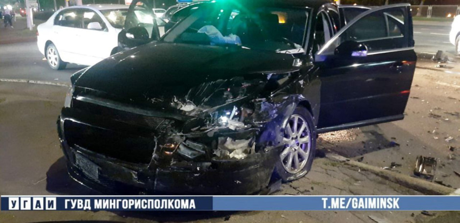 В Минске лоб в лоб столкнулись Volkswagen и Volvo (3).jpg