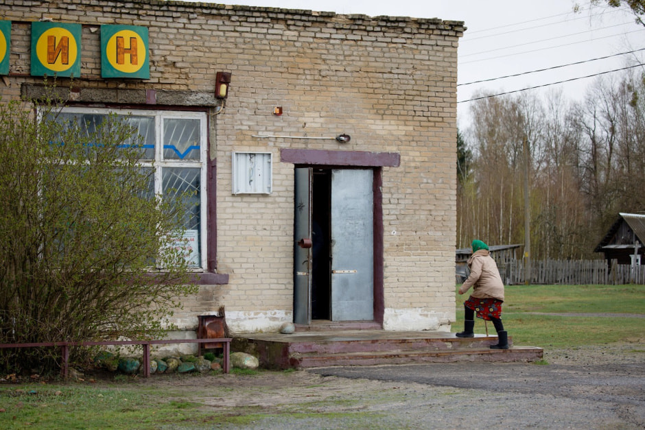 Продавец в сельском магазине 18.jpg