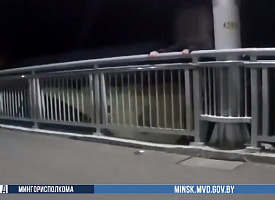 “Ты красивый парень, зачем тебе это?” В Минске милиционеры и спасатели отговорили подростка от прыжка
