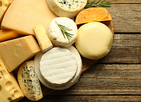 Бри и чеддер против деменции? Ученые нашли связь между жирными сырами и риском болезни