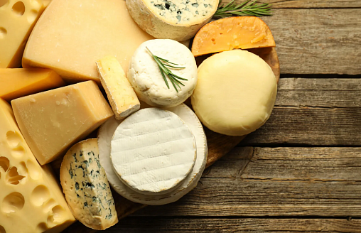 Бри и чеддер против деменции? Ученые нашли связь между жирными сырами и риском болезни