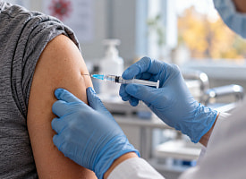 В Беларуси началась массовая вакцинация от гриппа: медбригады будут приезжать на работу и домой