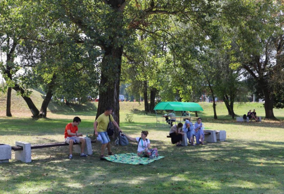 На белорусско-польской границе организовали зону отдыха и поставили фудтрак (3).jpg