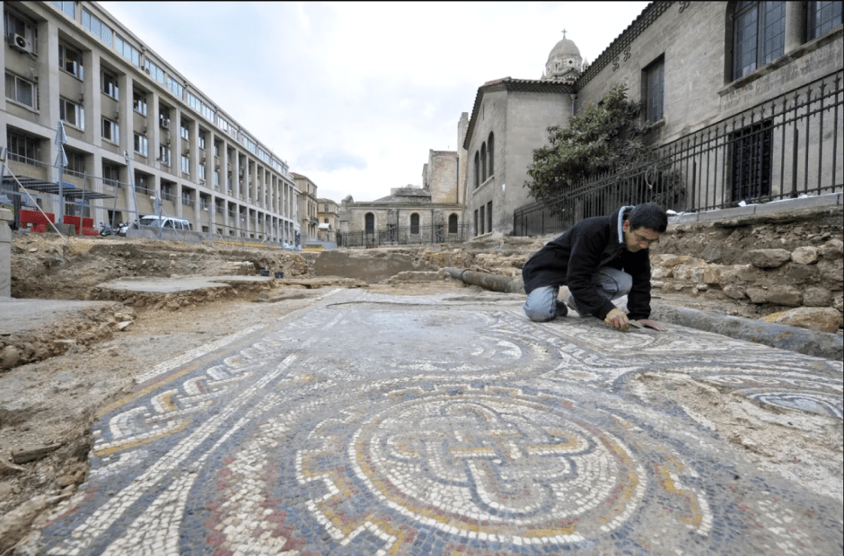 археологи работают на месте раскопок