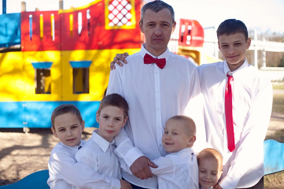 13-Глава семейства Олег Чернюк с сыновьями.jpg