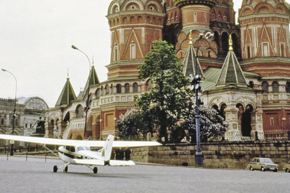 самолет Cessna на площади