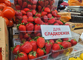 На Комаровке появились малина и арбузы. Клубника – дешевле некуда