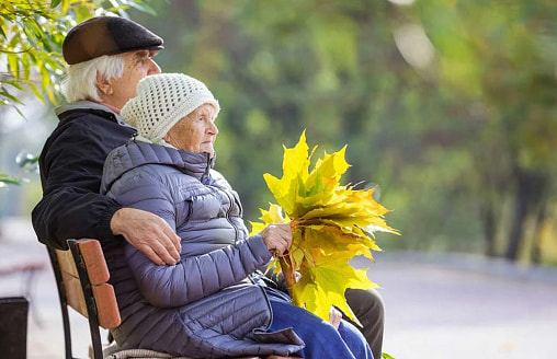 Ученые обнаружили, что пожилые люди мыслят более позитивно