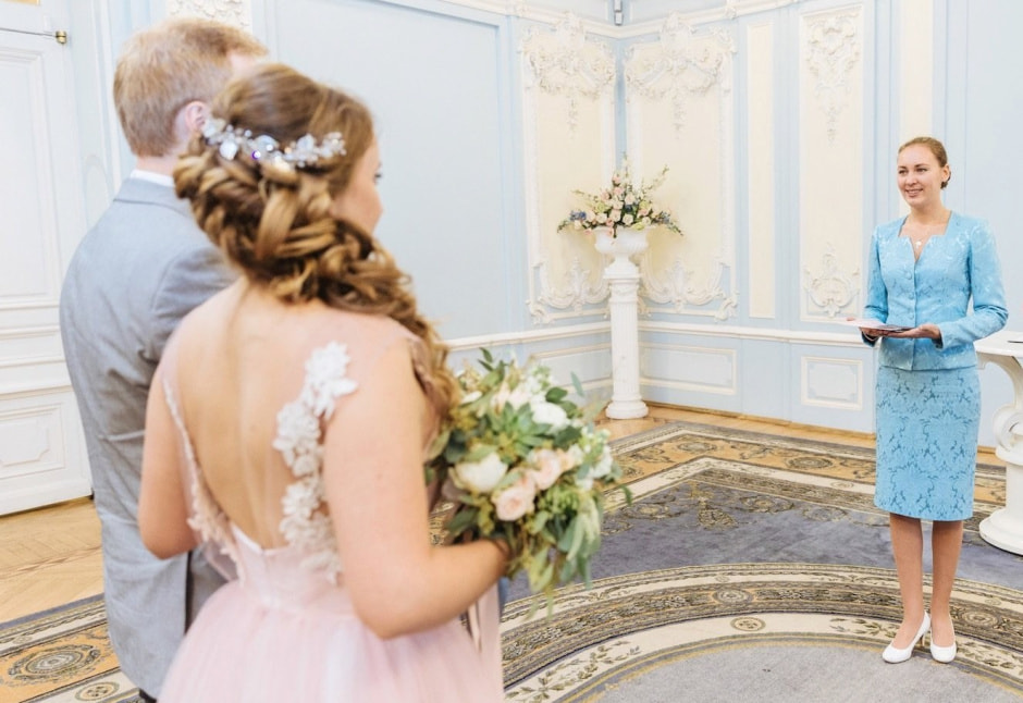 Люди в загсе