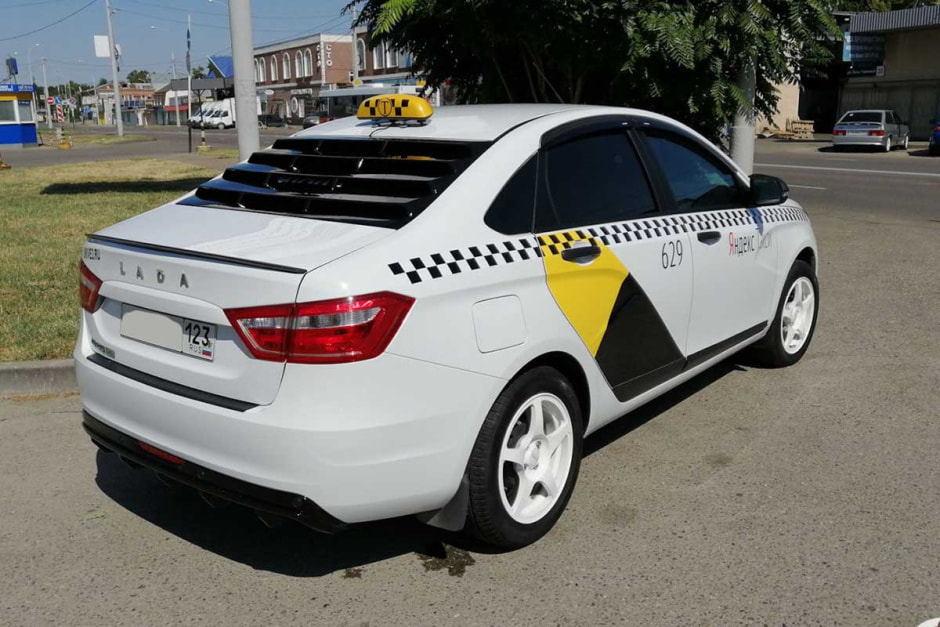 Лада Vesta в оклейке такси