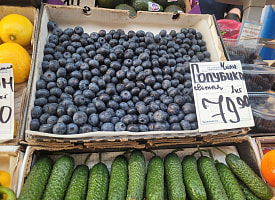 На Комаровке вслед за клубникой начала дешеветь голубика