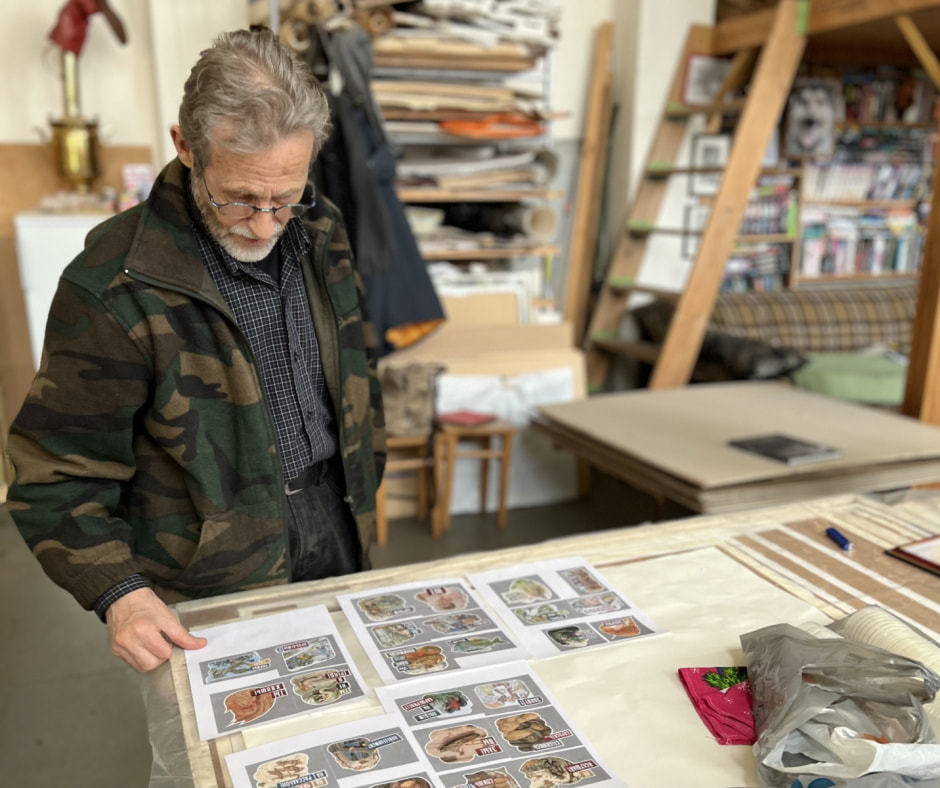 Слаук рассматривает стикеры2.jpeg