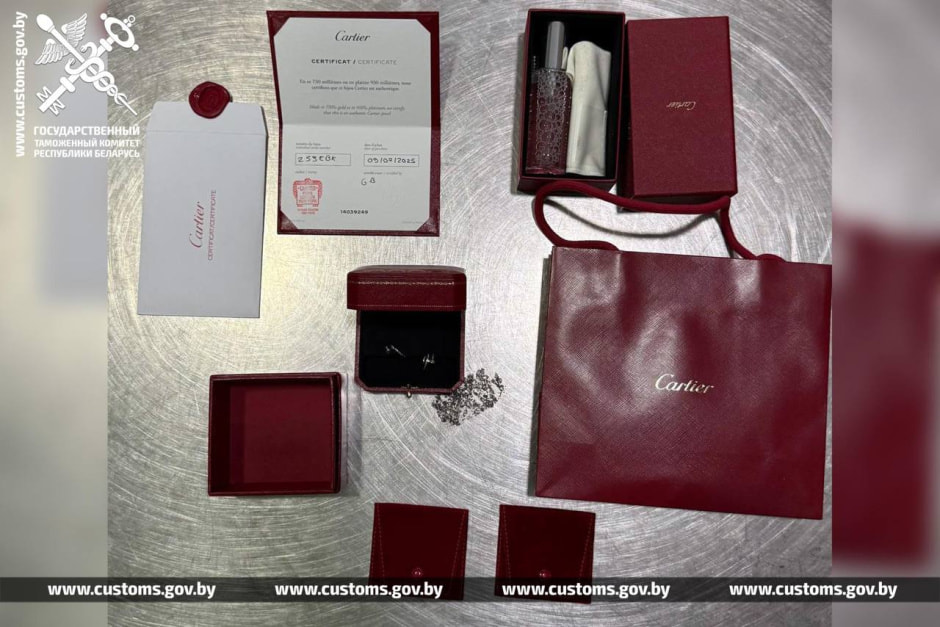 Картье в аэропорту