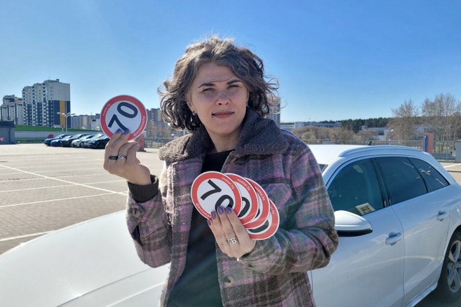 Знак 70 обозначает начинающего водителя