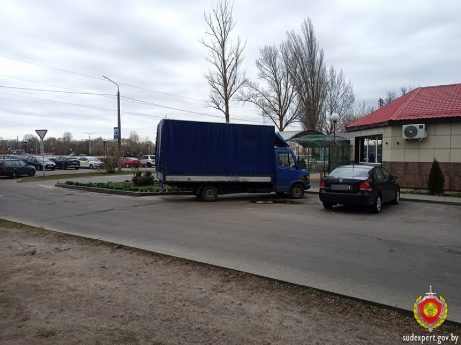 Автомобили на стоянке.jpg