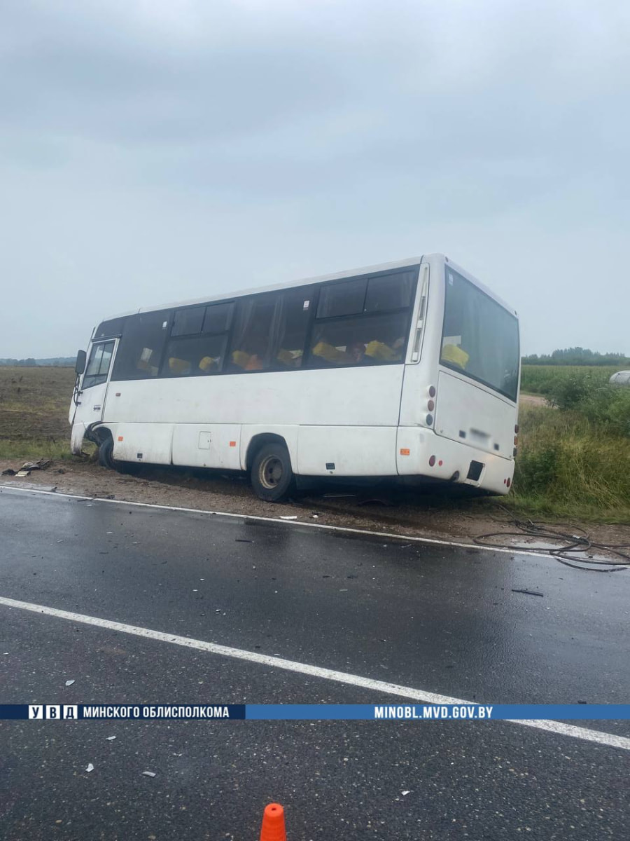 Автобус с детьми съехал в кювет и опрокинулся — водитель выехал на встречку, где столкнулся с легковушкой (3).jpg