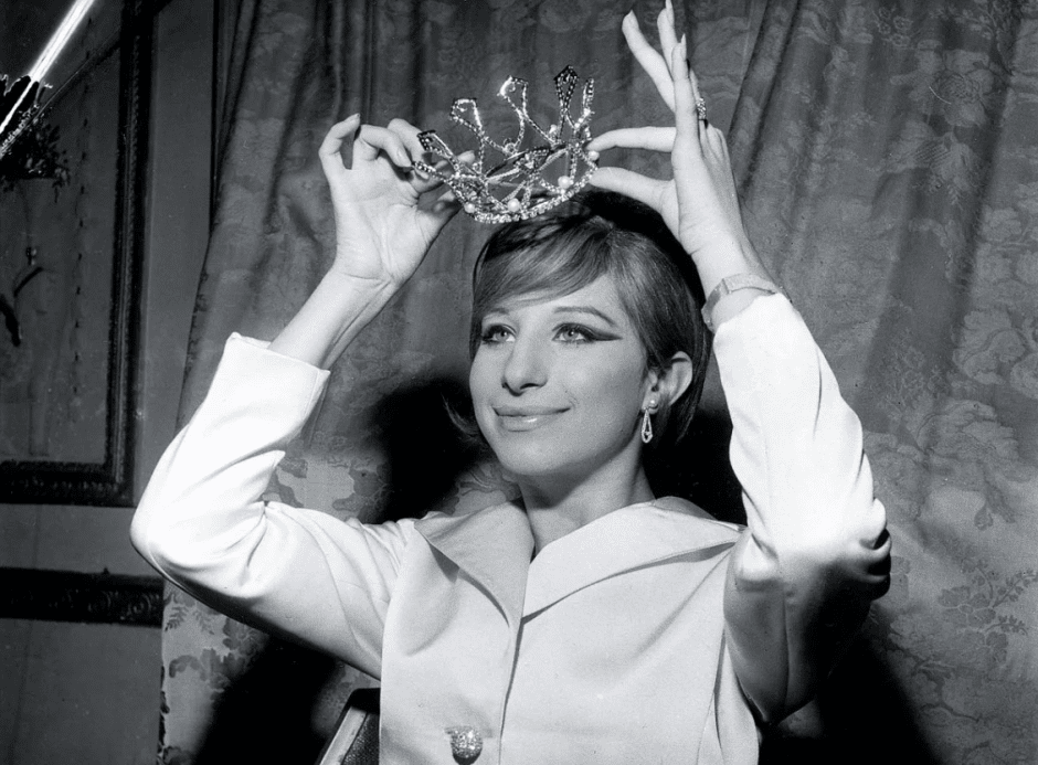 барбра стрейзанд с короной