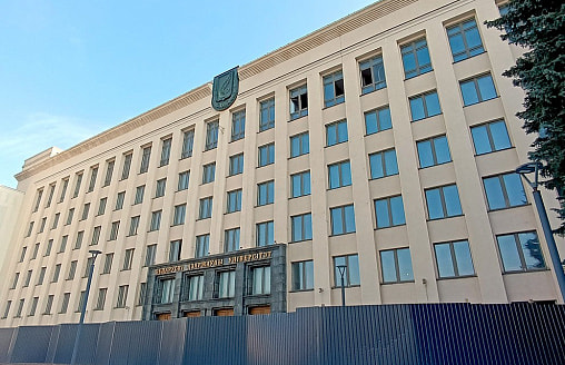 Мрамор и дуб останутся, но внутри всё изменится: в Минске реконструируют главный корпус БГУ