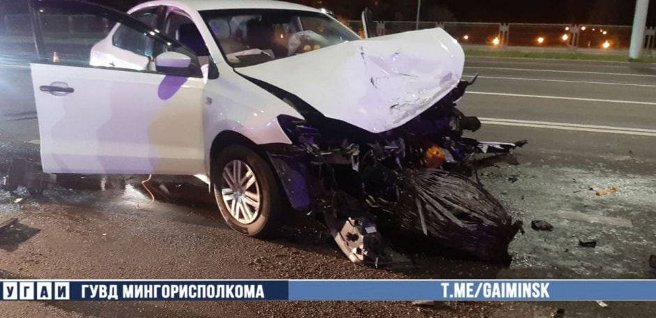 В Минске лоб в лоб столкнулись Volkswagen и Volvo (1).jpg