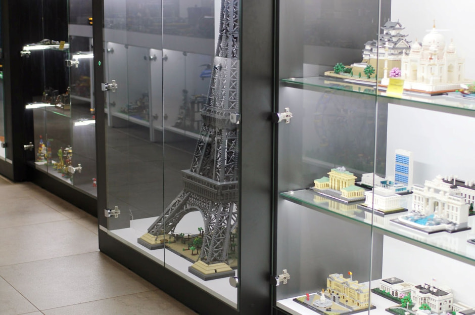 8-Эйфелева башня в музее Lego в Минске.jpg