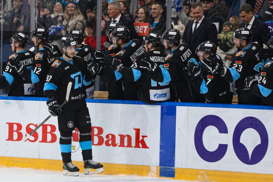 4-Станислав Галиев принимает поздравления после заброшенной шайбы.jpg