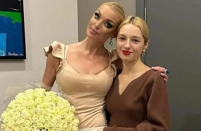 Волочкова и ее дочь Ариадна.png