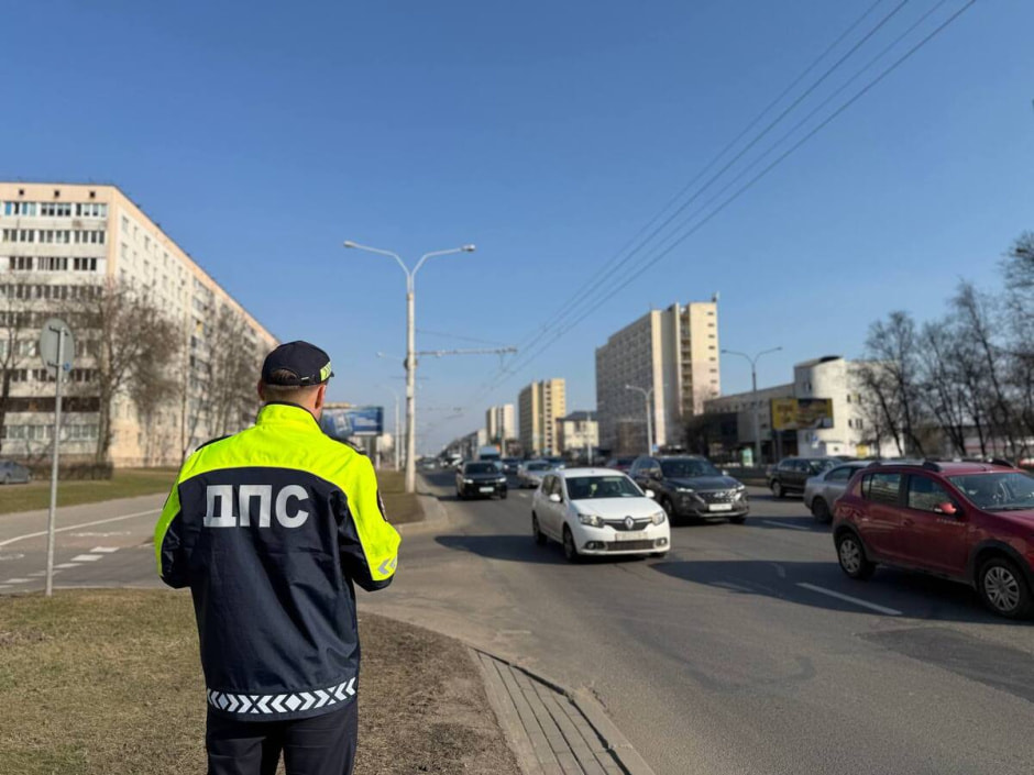 сотрудник ГАИ патрулирует