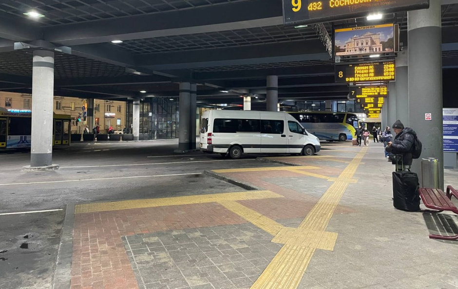 пустой автовокзал в Минске