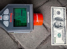 На границе с Польшей у украинки нашли радиоактивные $100: излучение превышало норму в 1905 раз