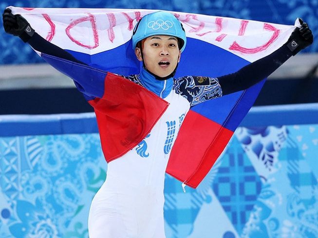 Виктор Ан с флагом.jpg