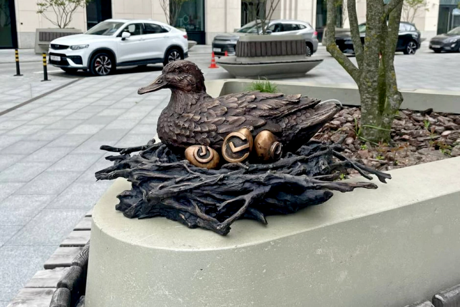 11-Скульптура утке в парке Горького в Минске.png