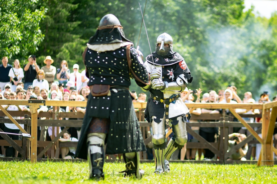1-Максим Филоненко во время турнира по средневековому фехтованию на фестивале Наш Грюнвальд.jpg