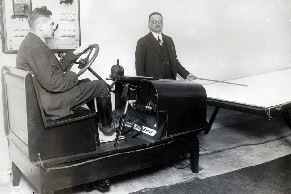 Ученик в автосимуляторе включающем тормоза газ сцепление. Германия, Лейпциг, 1926 год