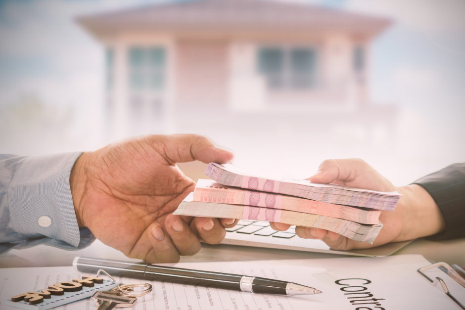 Деньги из рук в руки.png