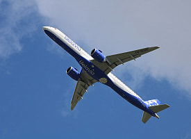 Летевший в Оман самолет “Белавиа” развернулся и отправился обратно в Минск