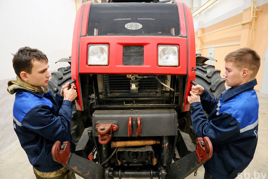 На занятиях а колледже машиностроения