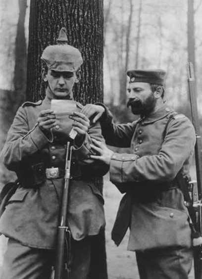 Немецкие солдаты отец и сын служащие в пехотном полку близ Ипра читают письмо от своей жены матери