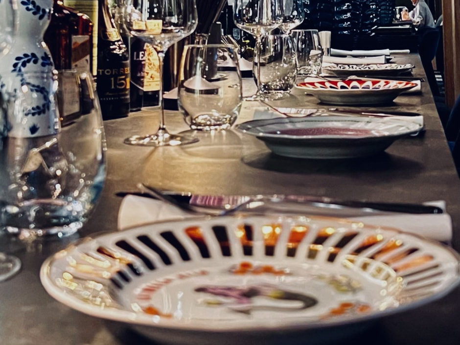 Места за барной стойкой в ресторане AMО, фото Смартпресс 