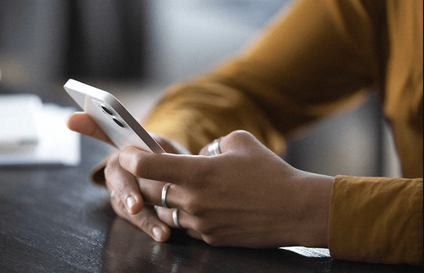 телефон в руках.png